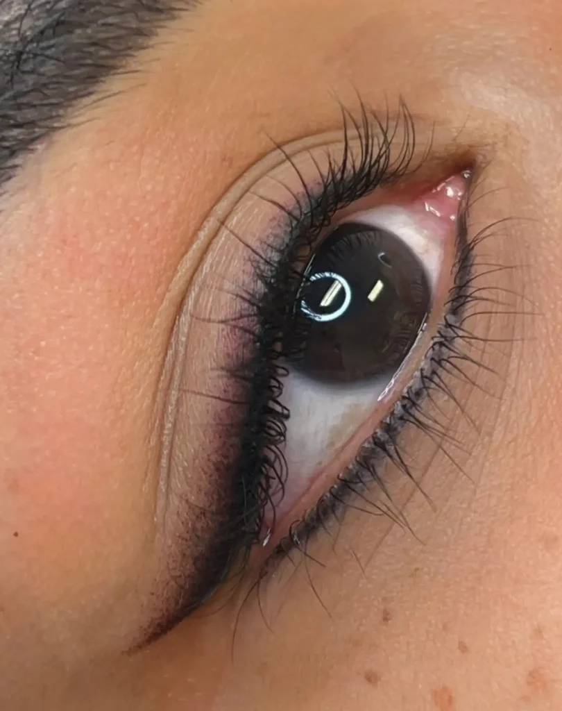 cosmetic tattooist